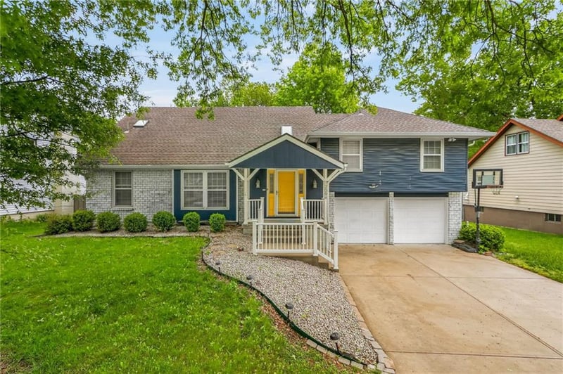7209 Woodland Ave, Gladstone, MO 64118