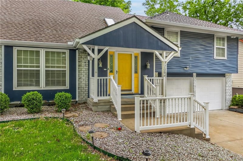 7209 Woodland Ave, Gladstone, MO 64118