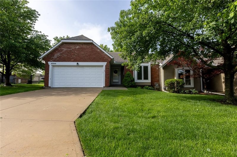 8594 Caenen Lake Ct, Lenexa, KS 66215
