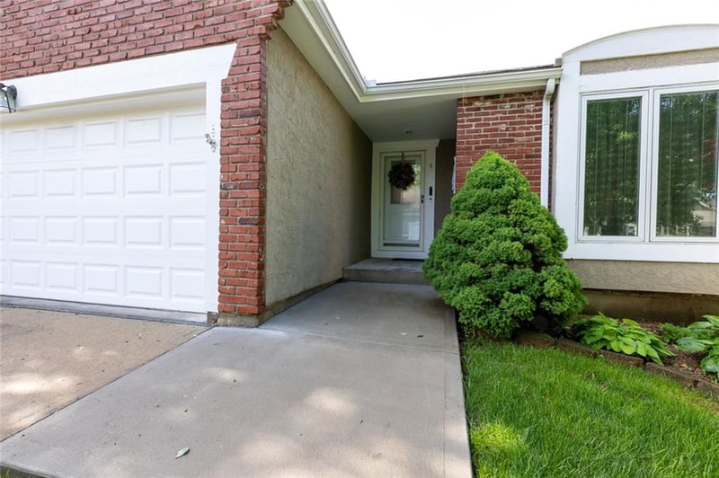8594 Caenen Lake Ct, Lenexa, KS 66215