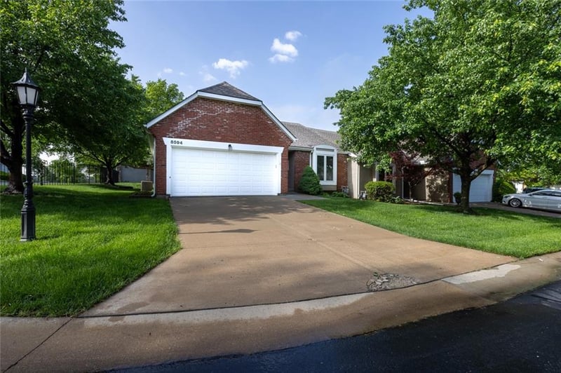 8594 Caenen Lake Ct, Lenexa, KS 66215