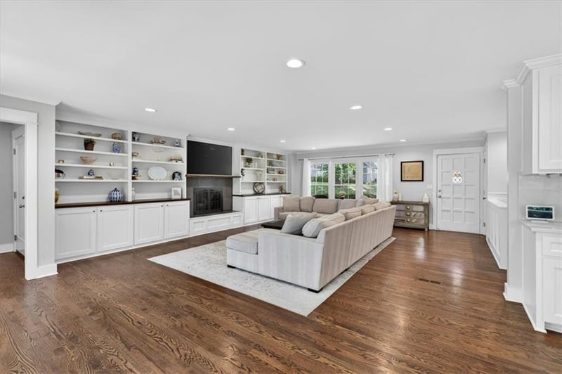 8332 Overbrook Rd, Leawood, KS 66206