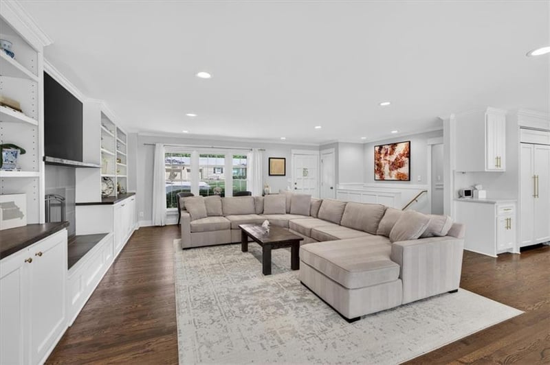 8332 Overbrook Rd, Leawood, KS 66206