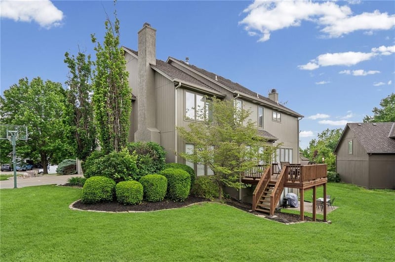 8011 Parkview Dr, Parkville, MO 64152