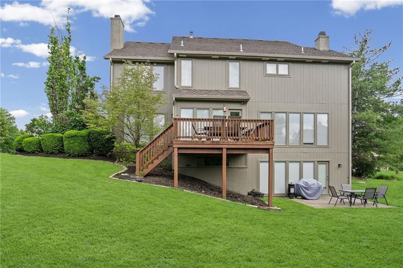 8011 Parkview Dr, Parkville, MO 64152