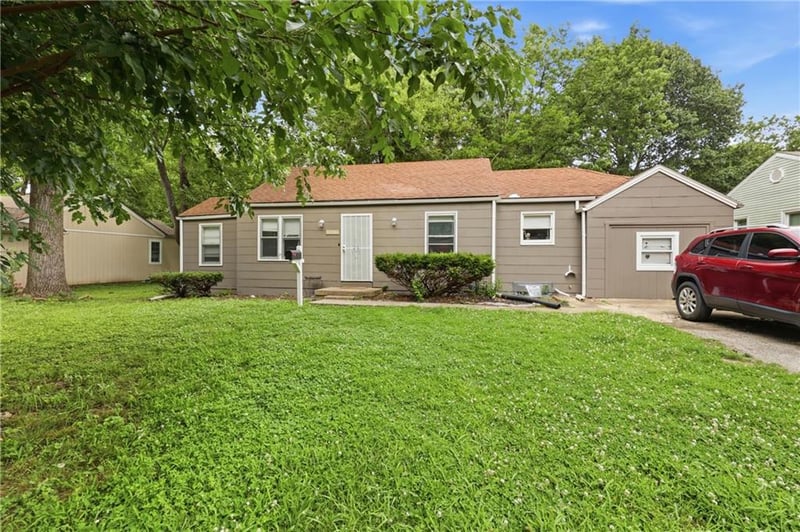 11217 Applewood Dr, Kansas City, MO 64134