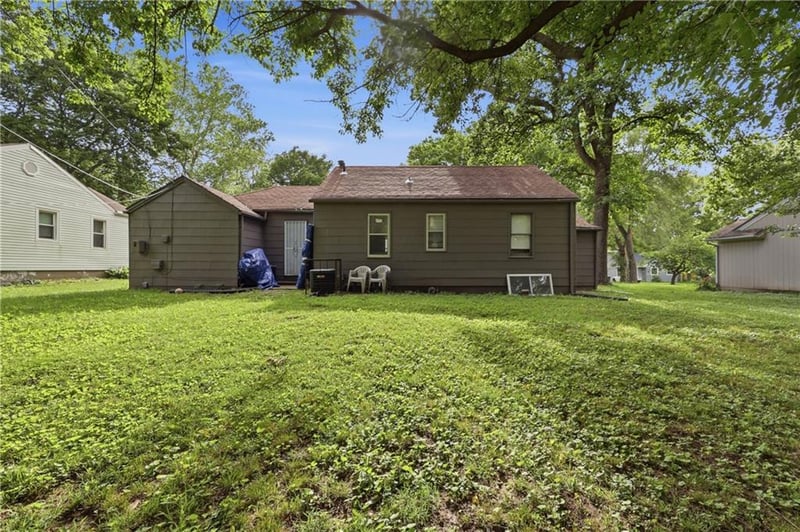 11217 Applewood Dr, Kansas City, MO 64134