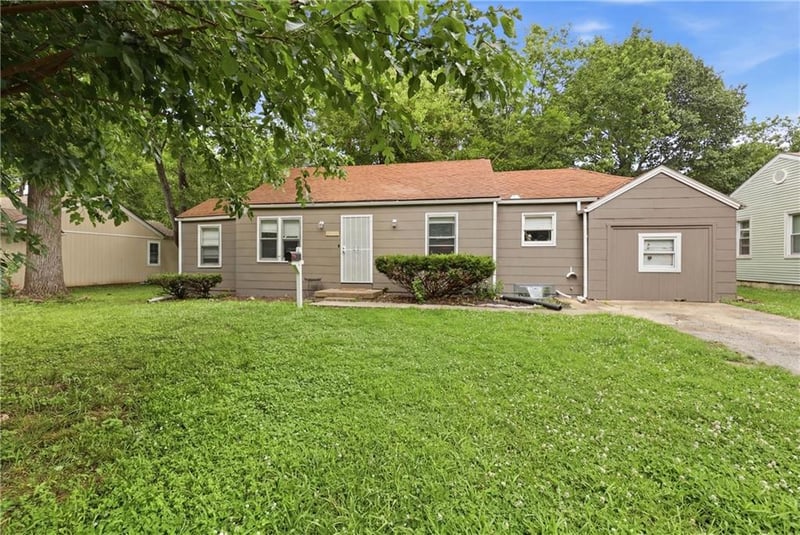11217 Applewood Dr, Kansas City, MO 64134