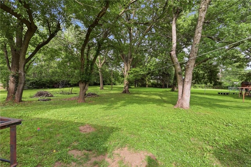 11217 Applewood Dr, Kansas City, MO 64134