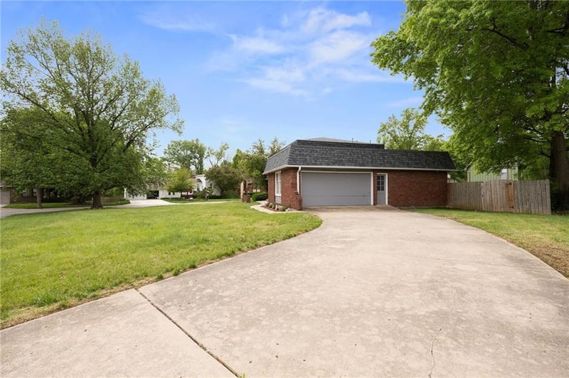 9714 Shepherds Dr, Kansas City, MO 64131