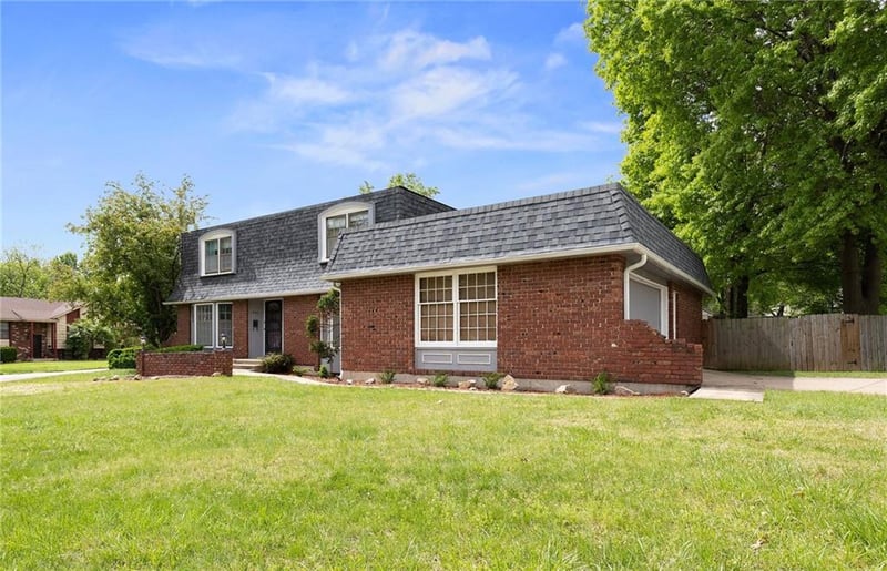 9714 Shepherds Dr, Kansas City, MO 64131