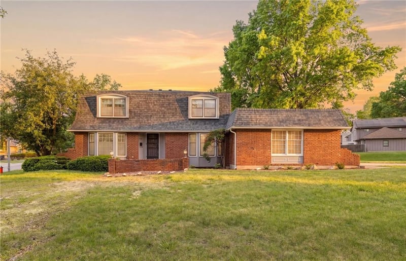 9714 Shepherds Dr, Kansas City, MO 64131