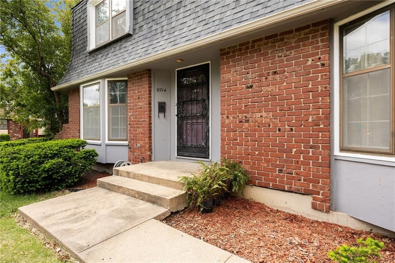 9714 Shepherds Dr, Kansas City, MO 64131