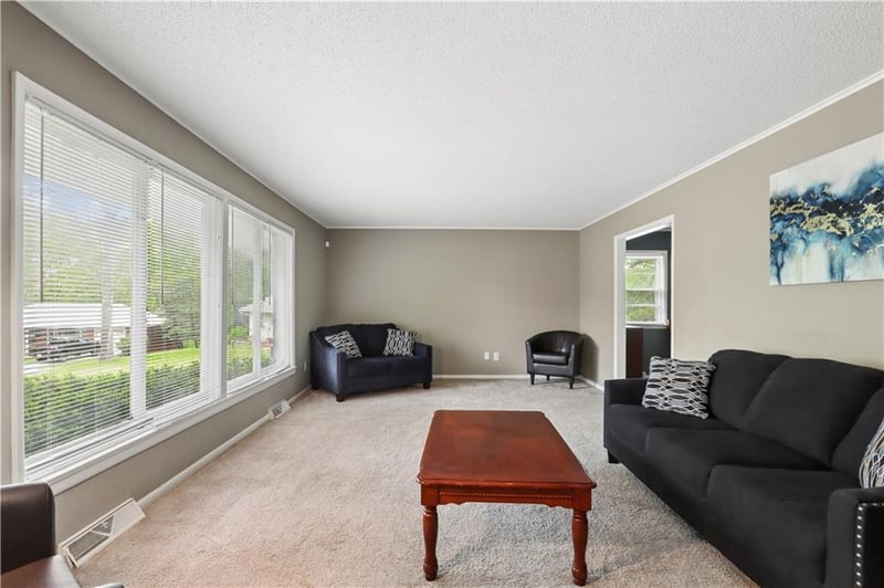 6155 Circle View Dr, Kansas City, MO 64118