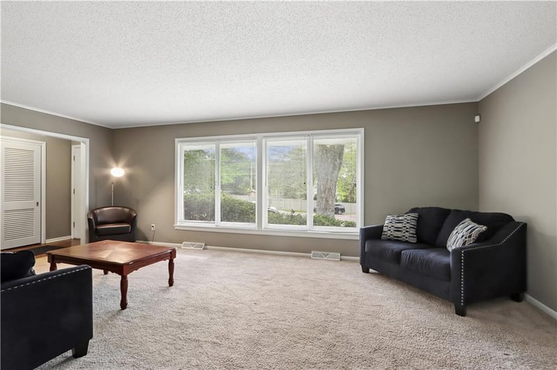 6155 Circle View Dr, Kansas City, MO 64118