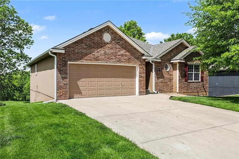 10208 Spruce Ave, Kansas City, MO 64156