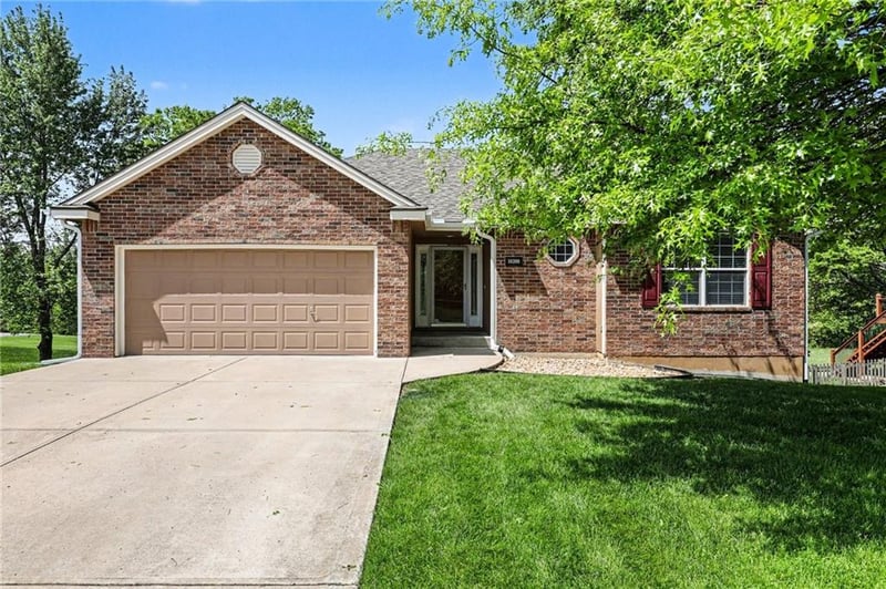 10208 Spruce Ave, Kansas City, MO 64156