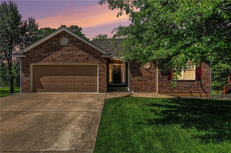 10208 Spruce Ave, Kansas City, MO 64156