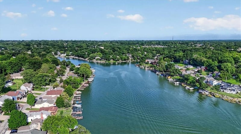 25 Beach Dr, Lake Tapawingo, MO 64015