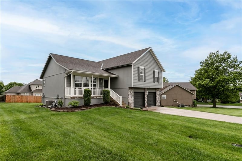 1519 Bridlewood Ln, Raymore, MO 64083