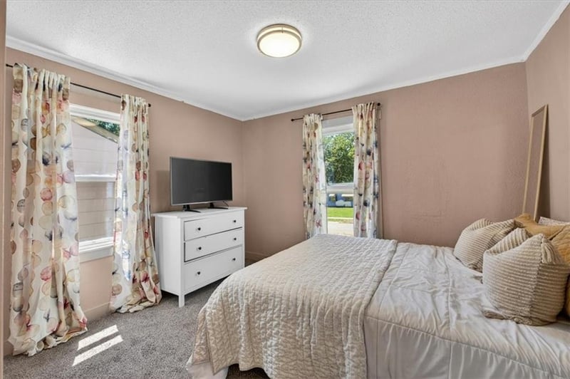 7239 Tracy Ave, Kansas City, MO 64131