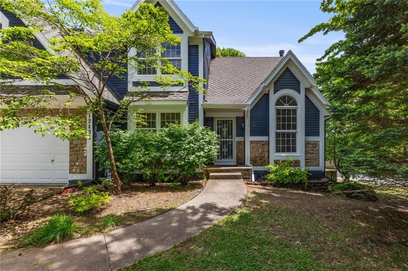 12495 Hagan Ln, Olathe, KS 66062