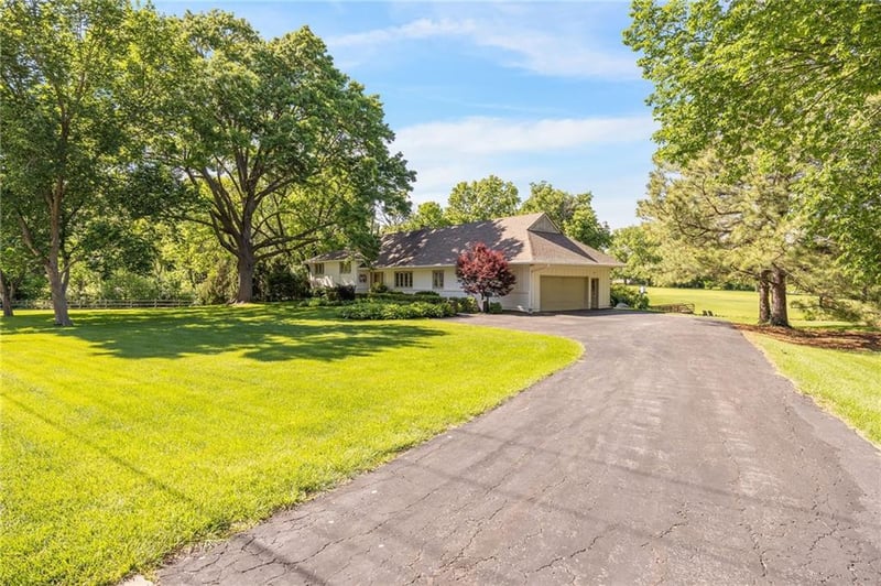3636 89th St, Leawood, KS 66206