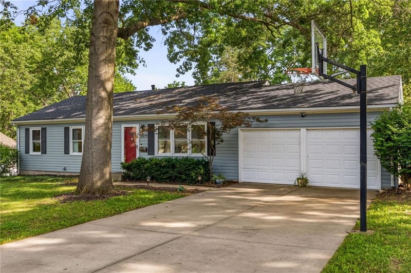 5519 101st St, Overland Park, KS 66207