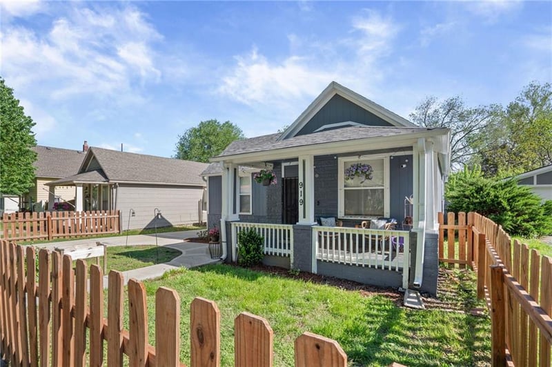 919 Pottawatomie St, Leavenworth, KS 66048