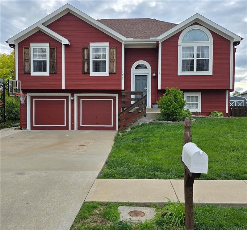 11424 Ditzler Ave, Kansas City, MO 64157