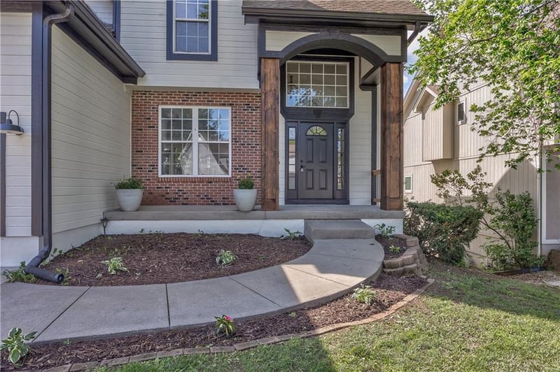 1172 White Oak Ln, Liberty, MO 64068