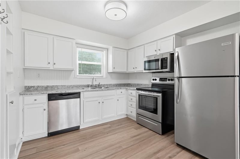 2706 79th St, Prairie Village, KS 66208