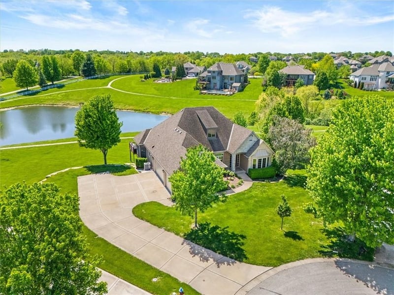 8070 Green Glades Ct, Parkville, MO 64152