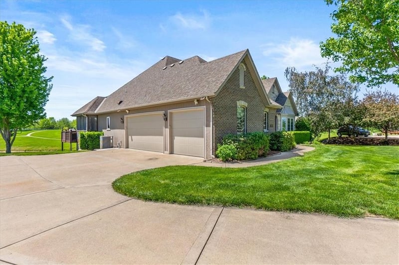 8070 Green Glades Ct, Parkville, MO 64152