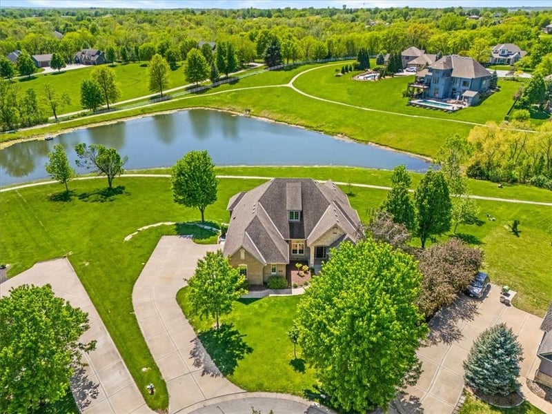 8070 Green Glades Ct, Parkville, MO 64152