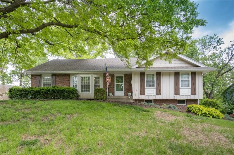 6807 Birch Ln, Kansas City, MO 64151