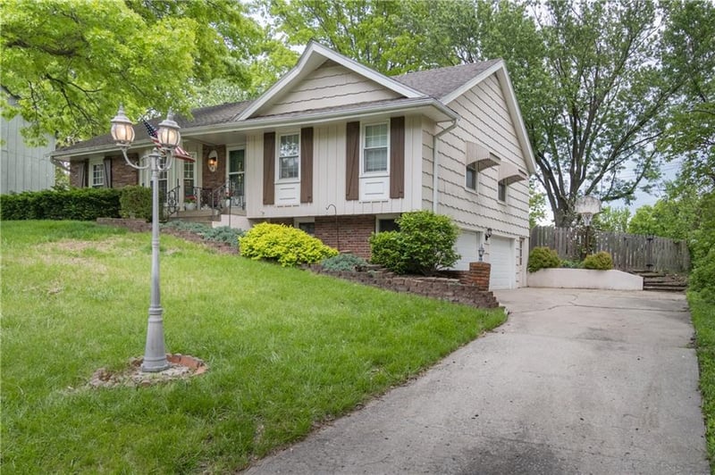 6807 Birch Ln, Kansas City, MO 64151