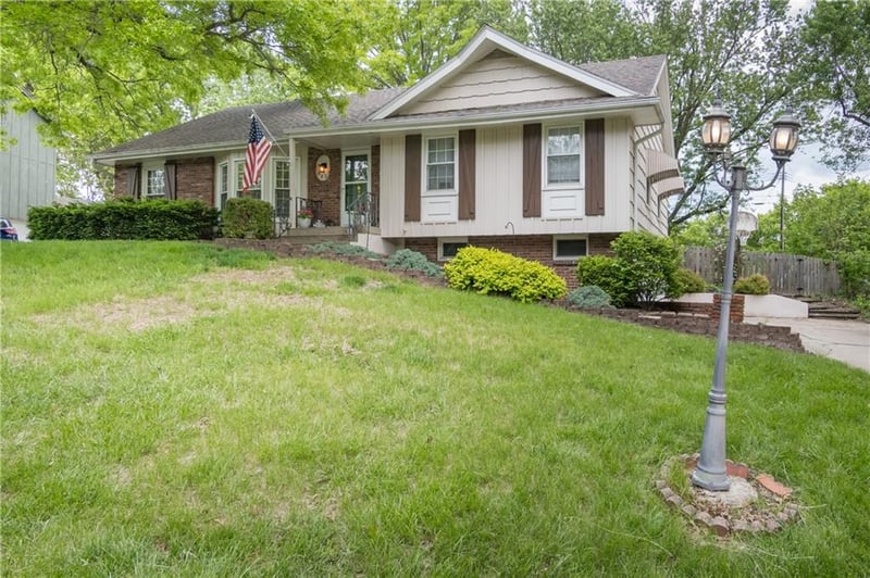 6807 Birch Ln, Kansas City, MO 64151