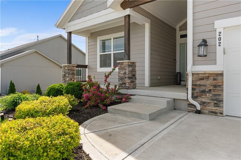 202 Joshua Dr, Lee's Summit, MO 64081