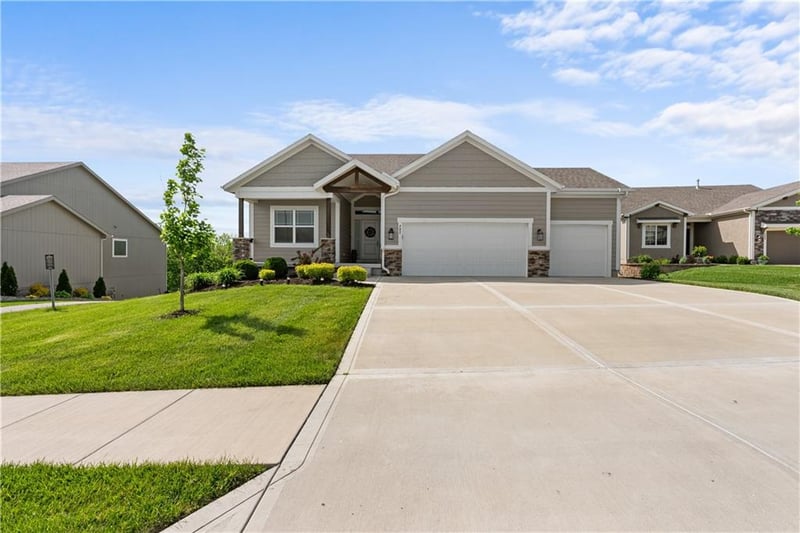 202 Joshua Dr, Lee's Summit, MO 64081