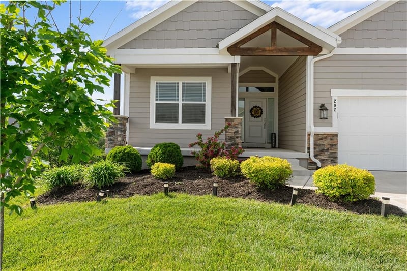 202 Joshua Dr, Lee's Summit, MO 64081
