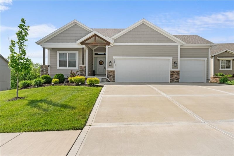 202 Joshua Dr, Lee's Summit, MO 64081