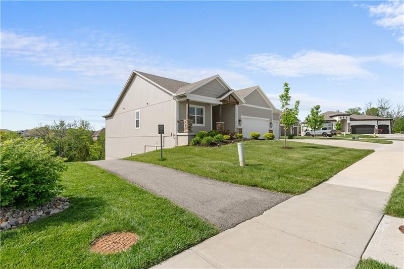202 Joshua Dr, Lee's Summit, MO 64081