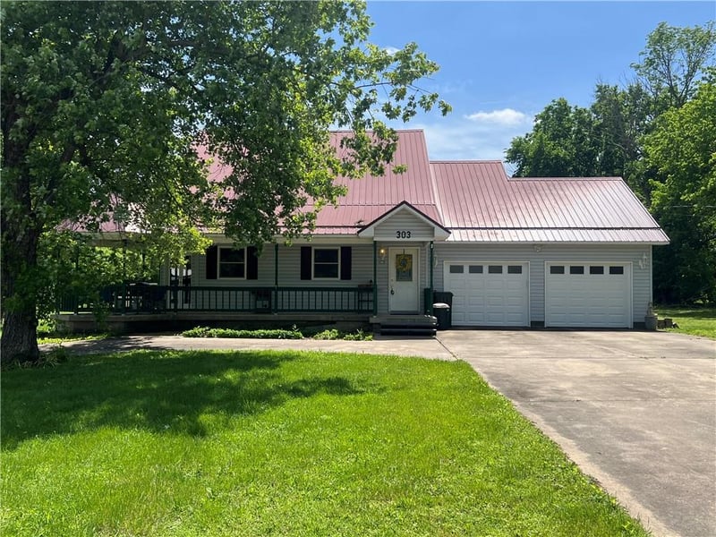 303 High St, Golden City, MO 64748