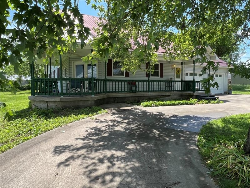 303 High St, Golden City, MO 64748