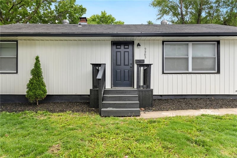 9805 Gregory Blvd, Raytown, MO 64138