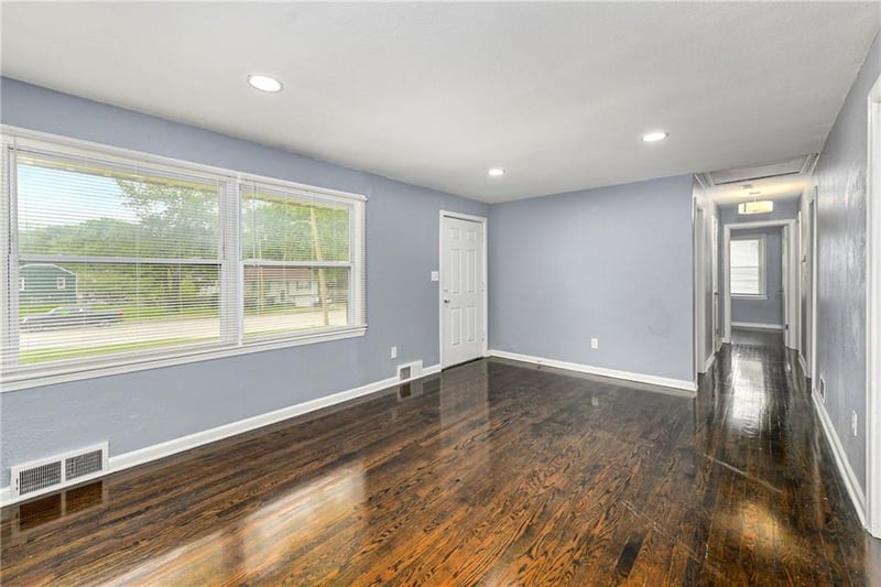9805 Gregory Blvd, Raytown, MO 64138