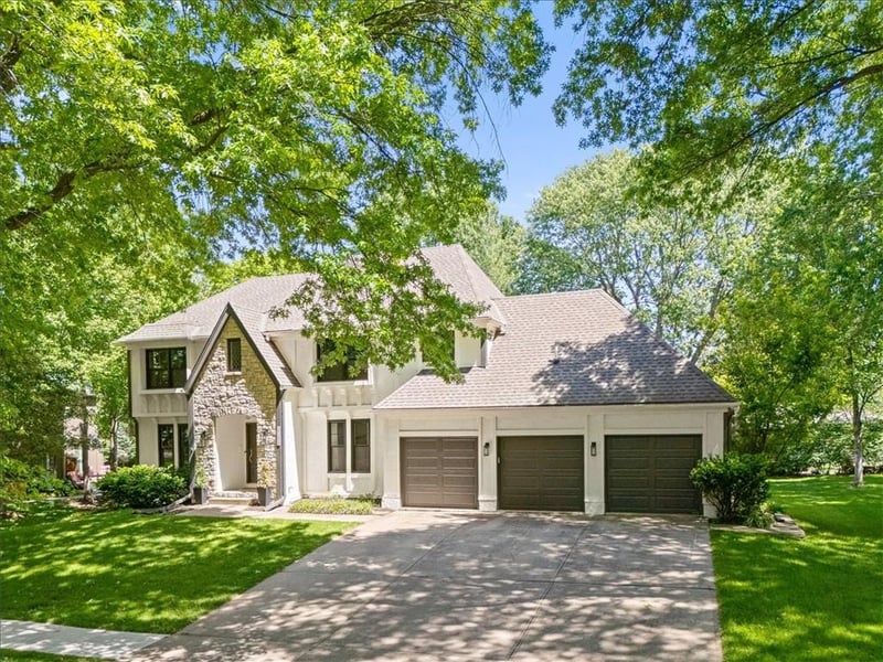 8105 W 99th St, Overland Park, KS 66212