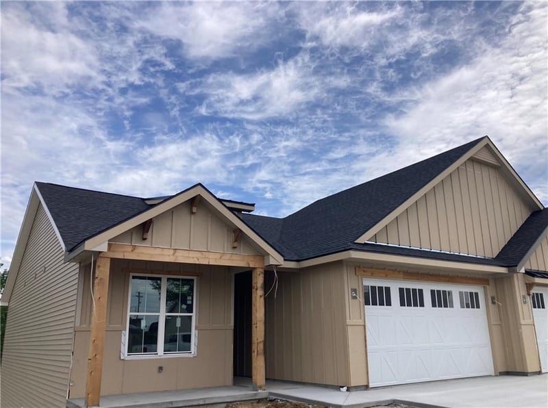 1405 Country Ct, St Joseph, MO 64506