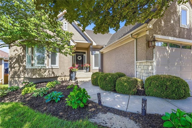 9926 Fountain Cir, Lenexa, KS 66220